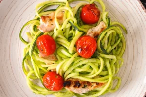 makaron z cukinii z kurczakiem (1)